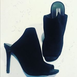 Steve Madden Black Suede Heel!